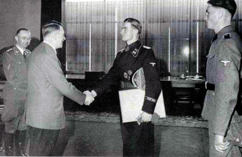 Max Wünsche podczas dekoracji Krzyżem Rycerskim 28 lutego 1943 roku.